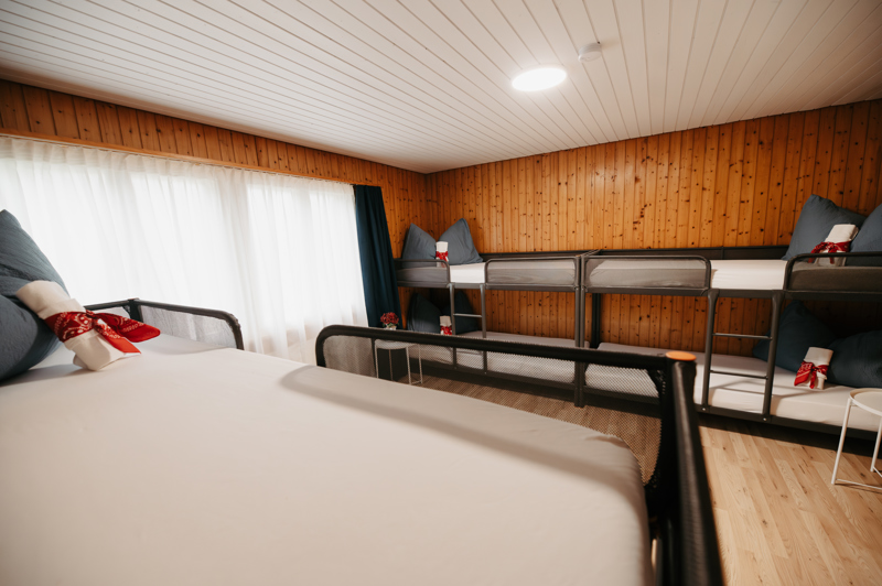 Massenlager mit Hochbetten